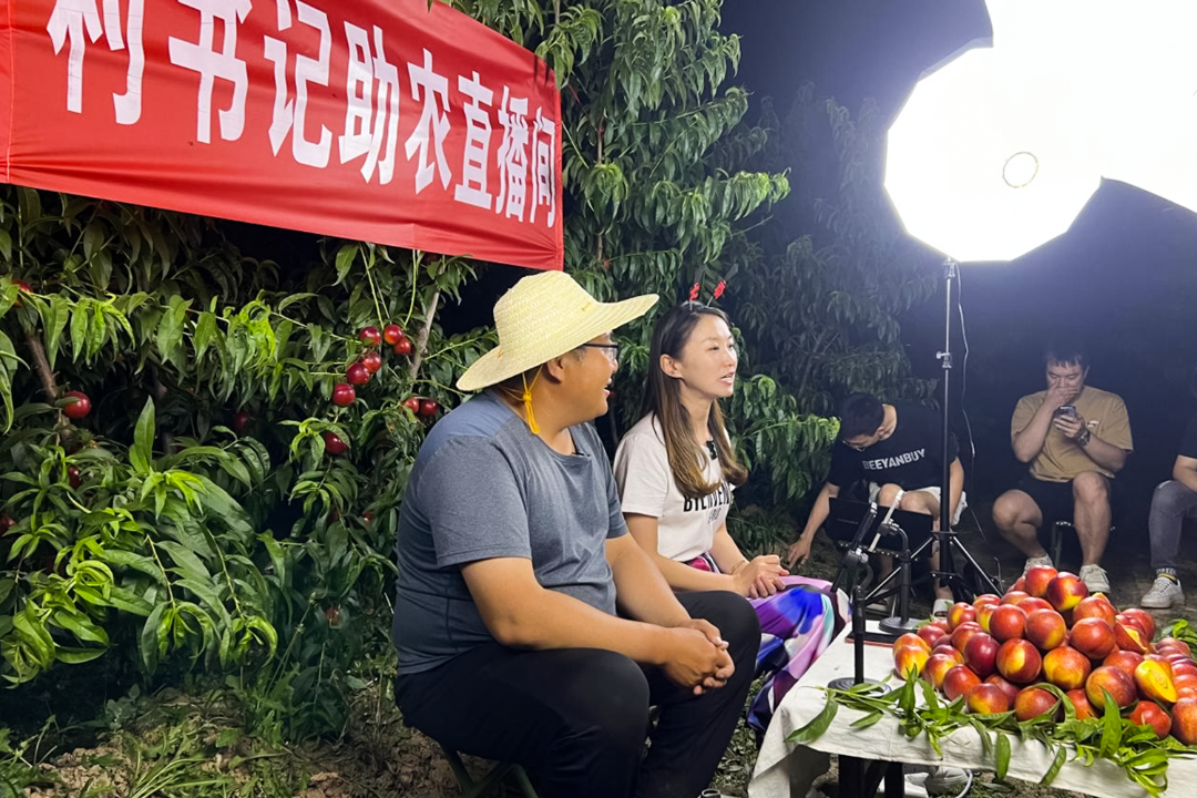 上郭乡路家庄村党支部书记兼村委主任书记孙国辉正在开展助农直播.png